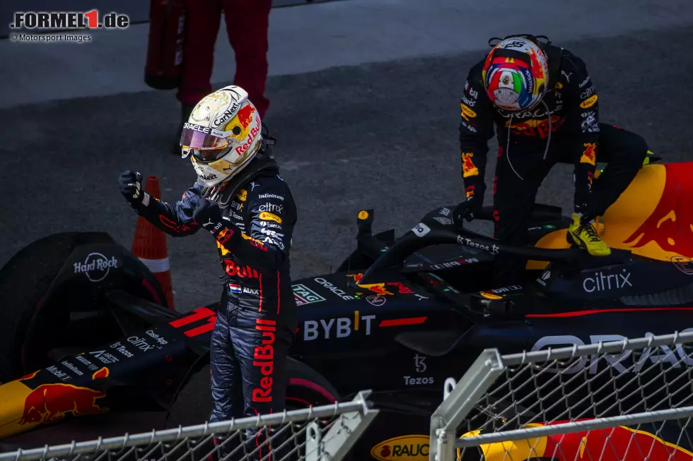 Foto zur News: Max Verstappen (Red Bull) und Sergio Perez (Red Bull)