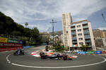 Foto zur News: Alexander Albon (Williams) und Sergio Perez (Red Bull)