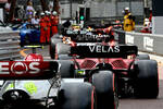 Foto zur News: Charles Leclerc (Ferrari) und Lewis Hamilton (Mercedes)