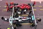 Foto zur News: George Russell (Mercedes) und Charles Leclerc (Ferrari)