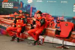 Foto zur News: Carlos Sainz (Ferrari) und Charles Leclerc (Ferrari)