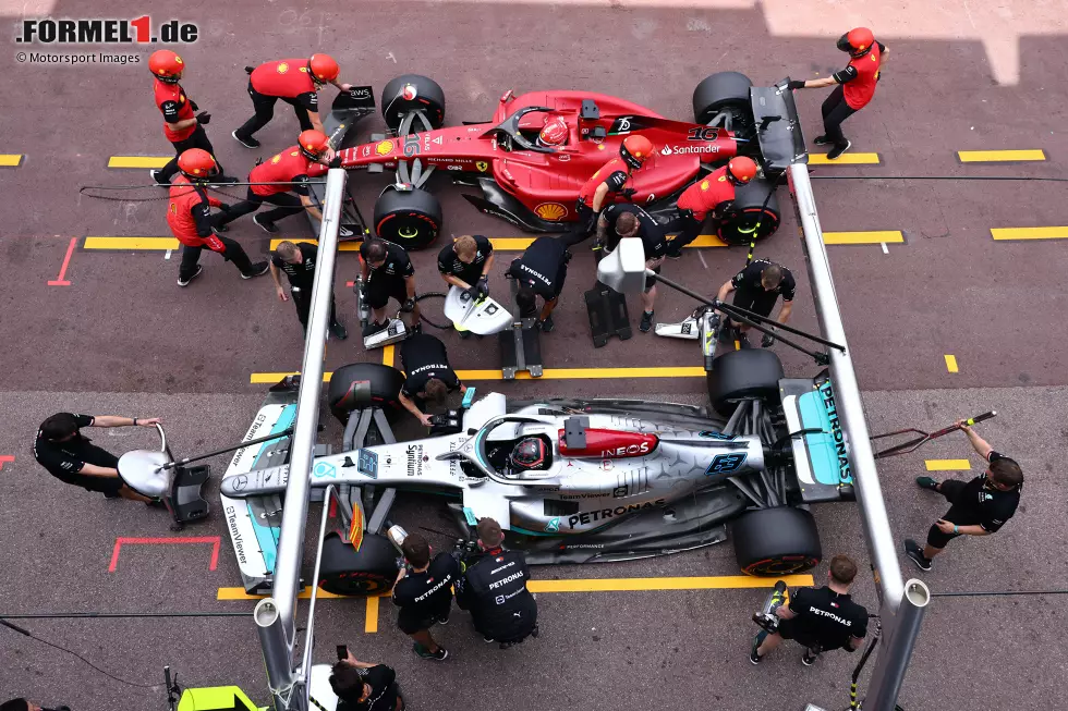 Foto zur News: George Russell (Mercedes) und Charles Leclerc (Ferrari)