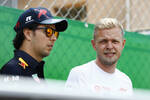Foto zur News: Sergio Perez (Red Bull) und Kevin Magnussen (Haas)