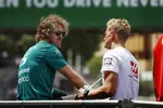 Foto zur News: Sebastian Vettel (Aston Martin) und Mick Schumacher (Haas)