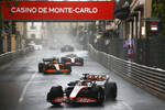 Foto zur News: Kevin Magnussen (Haas) und Daniel Ricciardo (McLaren)