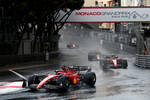 Foto zur News: Charles Leclerc (Ferrari), Carlos Sainz (Ferrari) und Sergio Perez (Red Bull)