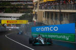 Foto zur News: George Russell (Mercedes) und Fernando Alonso (Alpine)