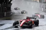 Foto zur News: Charles Leclerc (Ferrari), Carlos Sainz (Ferrari) und Sergio Perez (Red Bull)