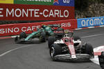 Foto zur News: Guanyu Zhou (Alfa Romeo) und Sebastian Vettel (Aston Martin)