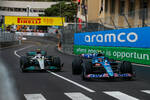 Foto zur News: Esteban Ocon (Alpine) und Lewis Hamilton (Mercedes)