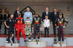 Foto zur News: Carlos Sainz (Ferrari), Sergio Perez (Red Bull), Christian Horner und Max Verstappen (Red Bull)