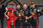 Foto zur News: Carlos Sainz (Ferrari), Sergio Perez (Red Bull), Christian Horner und Max Verstappen (Red Bull)