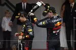 Foto zur News: Max Verstappen (Red Bull) und Sergio Perez (Red Bull)