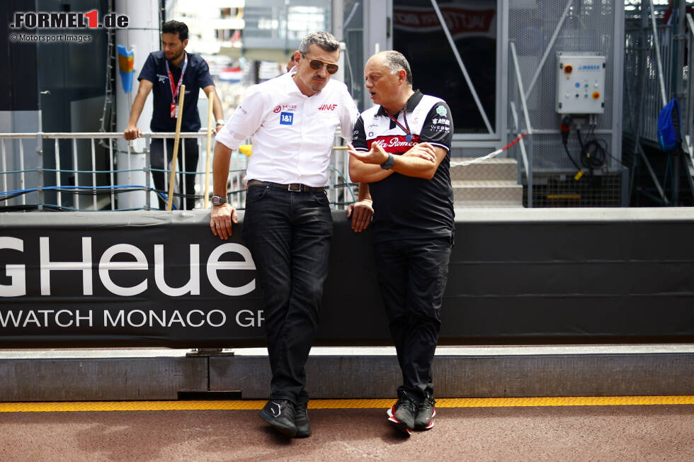 Foto zur News: Haas-Teamchef Günther Steiner mit Alfa-Romeo-Teamchef Frederic Vasseur