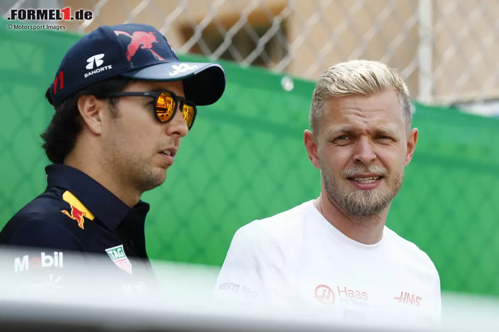 Foto zur News: Sergio Perez (Red Bull) und Kevin Magnussen (Haas)