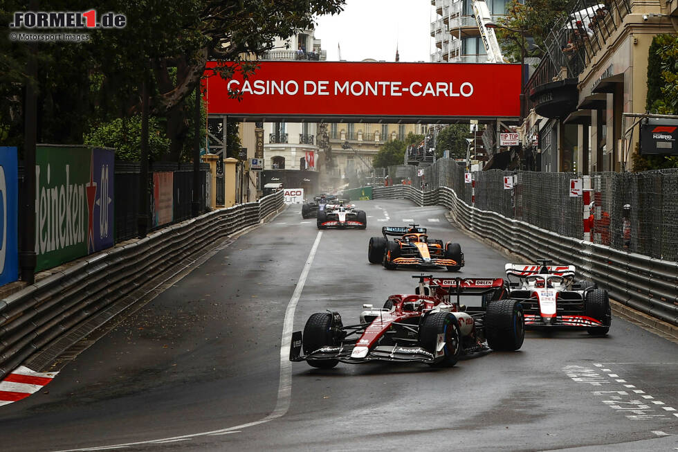 Foto zur News: Valtteri Bottas (Alfa Romeo), Kevin Magnussen (Haas) und Daniel Ricciardo (McLaren)