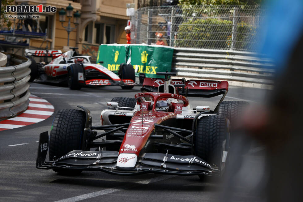 Foto zur News: Valtteri Bottas (Alfa Romeo) und Kevin Magnussen (Haas)