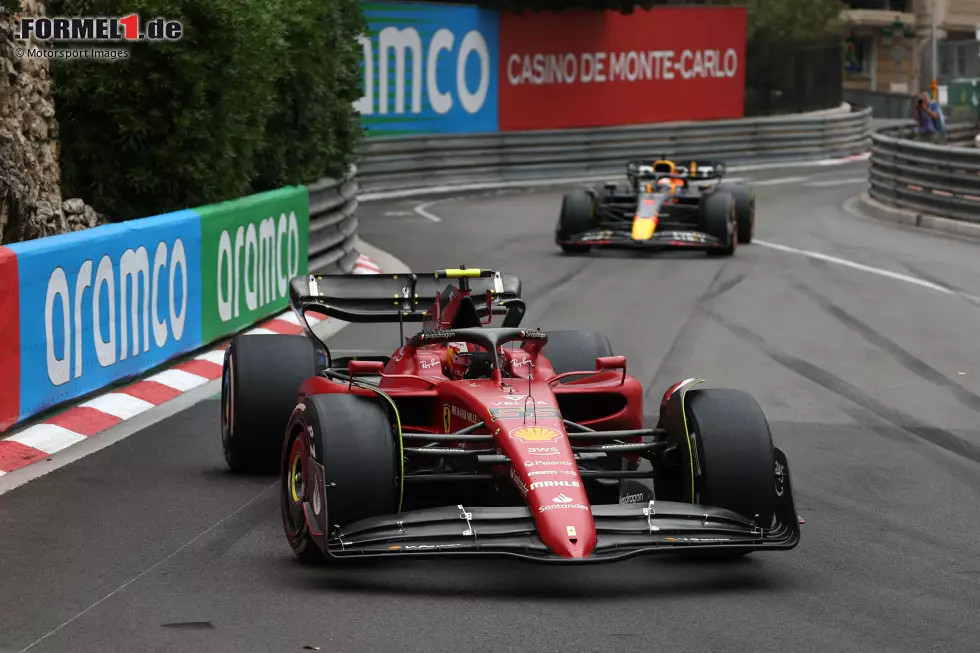 Foto zur News: Carlos Sainz (Ferrari) und Max Verstappen (Red Bull)