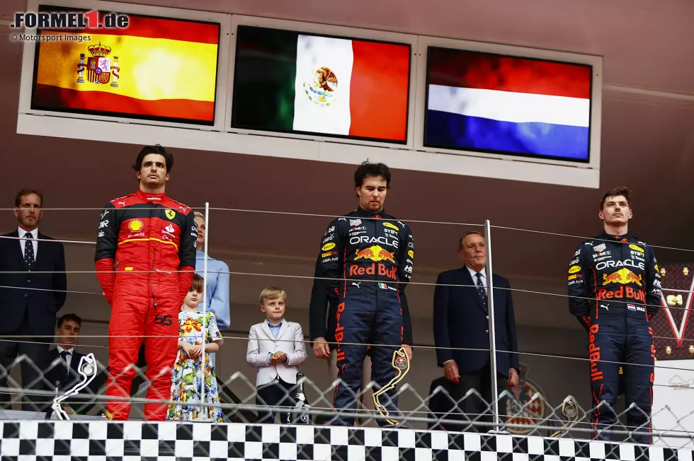 Foto zur News: Carlos Sainz (Ferrari), Sergio Perez (Red Bull) und Max Verstappen (Red Bull)