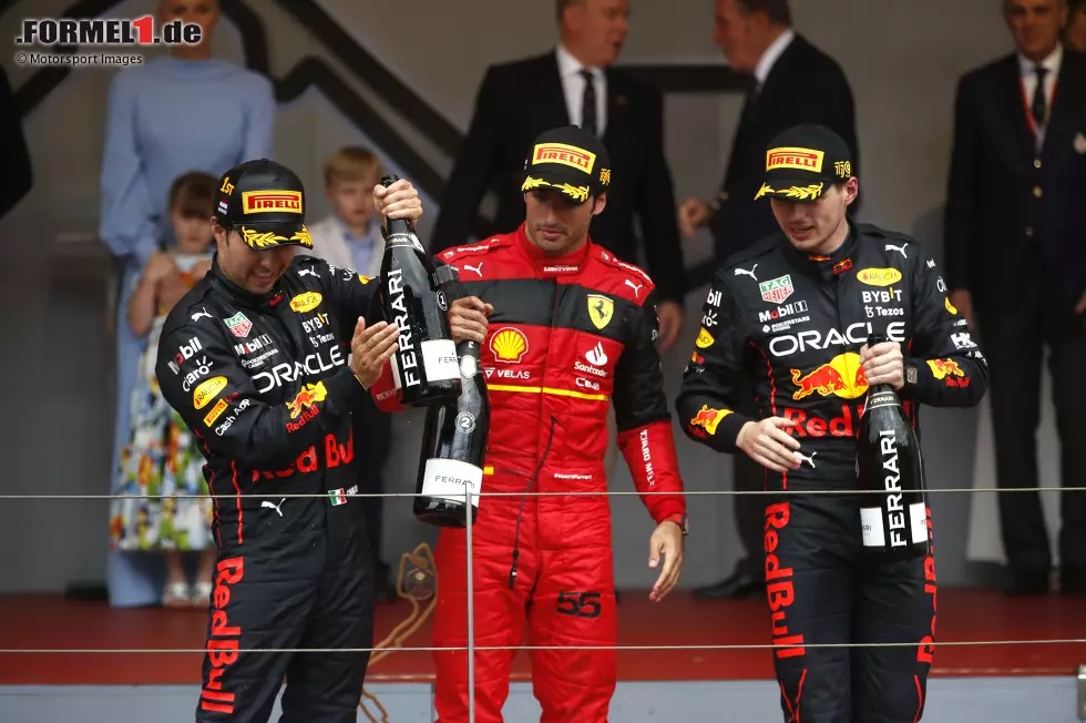 Foto zur News: Carlos Sainz (Ferrari), Sergio Perez (Red Bull) und Max Verstappen (Red Bull)