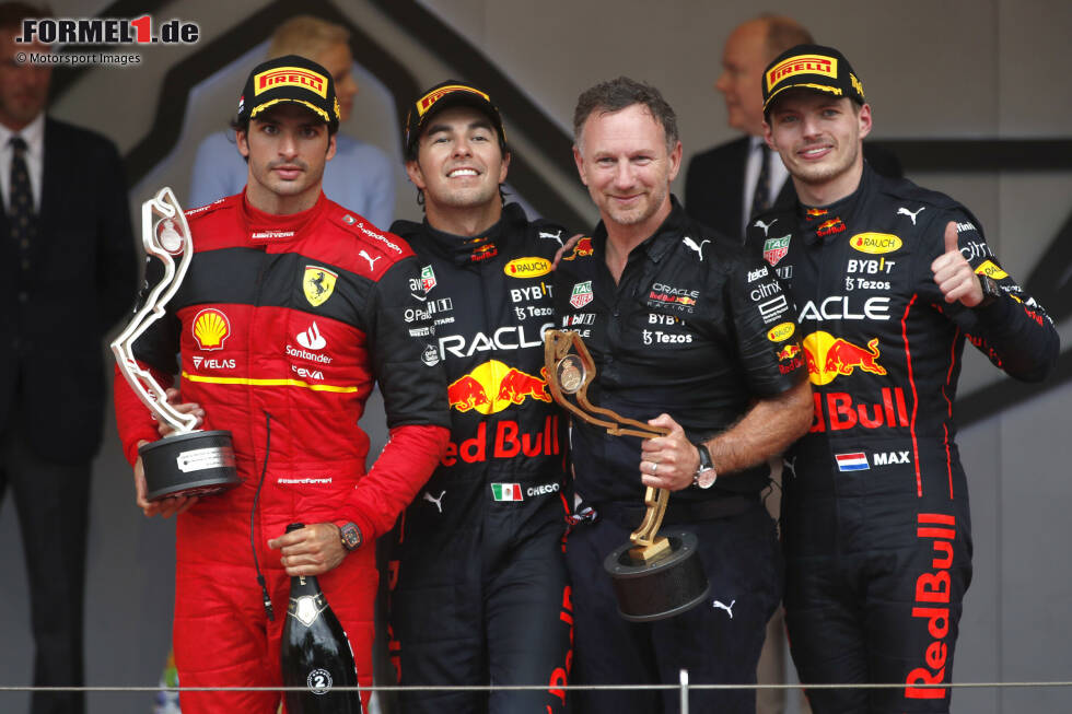 Foto zur News: Carlos Sainz (Ferrari), Sergio Perez (Red Bull), Christian Horner und Max Verstappen (Red Bull)