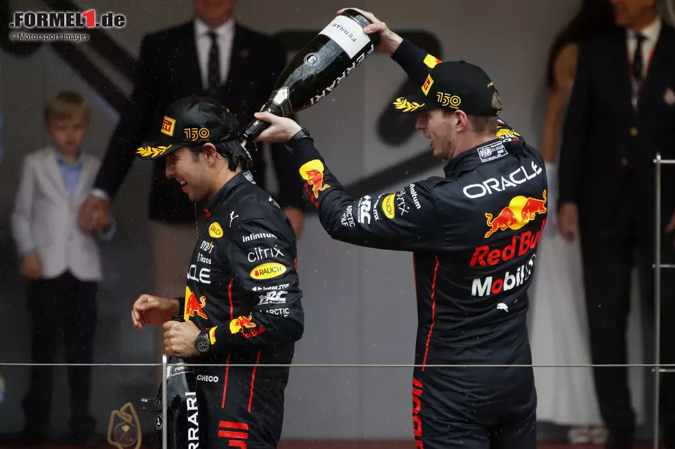 Foto zur News: Max Verstappen (Red Bull) und Sergio Perez (Red Bull)