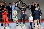 Foto zur News: Sergio Perez (Red Bull), Max Verstappen (Red Bull), Jos Verstappen und Carlos Sainz (Ferrari)