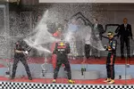 Foto zur News: Sergio Perez (Red Bull), Max Verstappen (Red Bull), Jos Verstappen und Carlos Sainz (Ferrari)