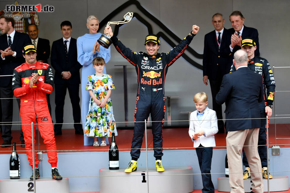 Foto zur News: Sergio Perez (Red Bull), Max Verstappen (Red Bull), Jos Verstappen und Carlos Sainz (Ferrari)