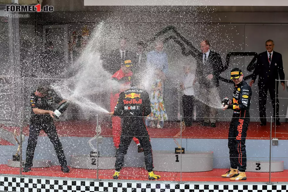 Foto zur News: Sergio Perez (Red Bull), Max Verstappen (Red Bull), Jos Verstappen und Carlos Sainz (Ferrari)