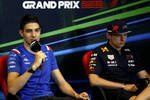 Foto zur News: Esteban Ocon (Alpine) und Max Verstappen (Red Bull)