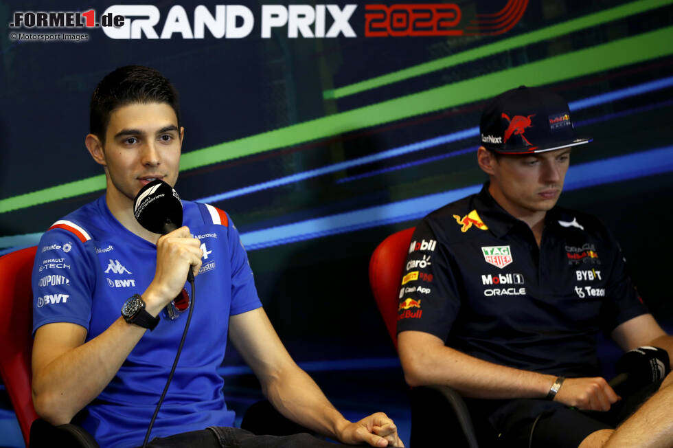 Foto zur News: Esteban Ocon (Alpine) und Max Verstappen (Red Bull)