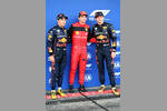 Foto zur News: Sergio Perez (Red Bull), Charles Leclerc (Ferrari) und Max Verstappen (Red Bull)