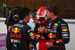 Foto zur News: Sergio Perez (Red Bull) und Max Verstappen (Red Bull)