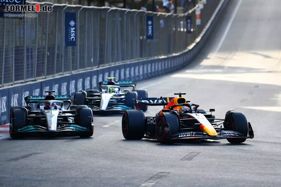 Foto zur News: Max Verstappen (Red Bull), George Russell (Mercedes) und Lewis Hamilton (Mercedes)