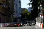 Foto zur News: Carlos Sainz (Ferrari), George Russell (Mercedes) und Yuki Tsunoda (AlphaTauri)