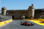 Foto zur News: Charles Leclerc (Ferrari) und Sergio Perez (Red Bull)