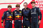 Foto zur News: Sergio Perez (Red Bull), Max Verstappen (Red Bull) und George Russell (Mercedes)