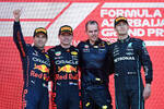 Foto zur News: Sergio Perez (Red Bull), Max Verstappen (Red Bull) und George Russell (Mercedes)