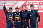 Foto zur News: Sergio Perez (Red Bull), Max Verstappen (Red Bull) und George Russell (Mercedes)