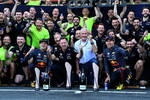 Foto zur News: Max Verstappen (Red Bull), Christian Horner, Helmut Marko und Sergio Perez (Red Bull)