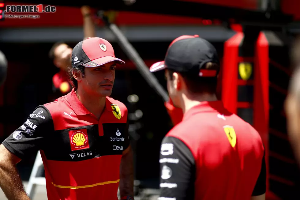 Foto zur News: Carlos Sainz (Ferrari) und Charles Leclerc (Ferrari)