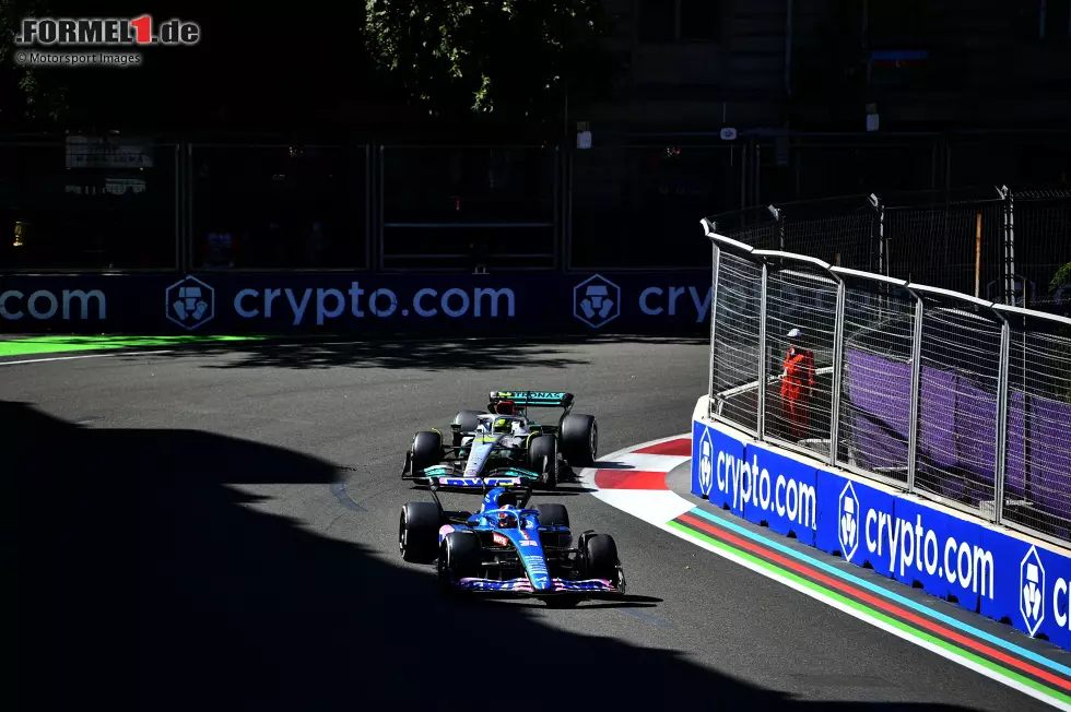 Foto zur News: Esteban Ocon (Alpine) und Lewis Hamilton (Mercedes)