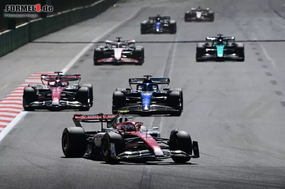 Foto zur News: Guanyu Zhou (Alfa Romeo) und Valtteri Bottas (Alfa Romeo)