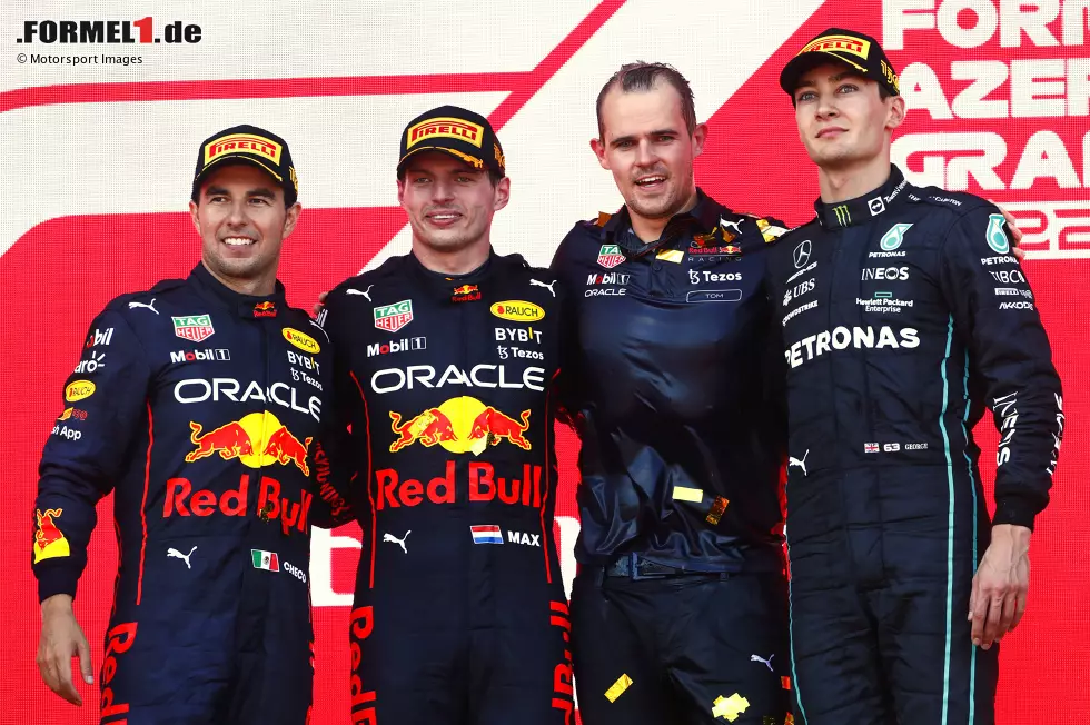 Foto zur News: Sergio Perez (Red Bull), Max Verstappen (Red Bull) und George Russell (Mercedes)