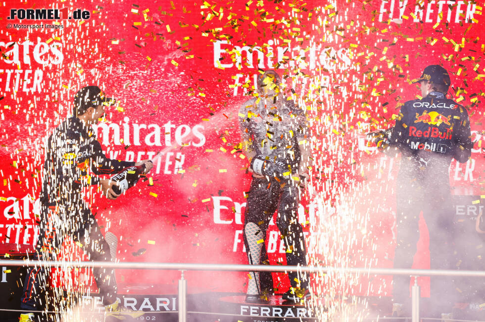 Foto zur News: Sergio Perez (Red Bull), George Russell (Mercedes) und Max Verstappen (Red Bull)