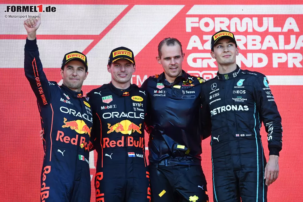 Foto zur News: Sergio Perez (Red Bull), Max Verstappen (Red Bull) und George Russell (Mercedes)