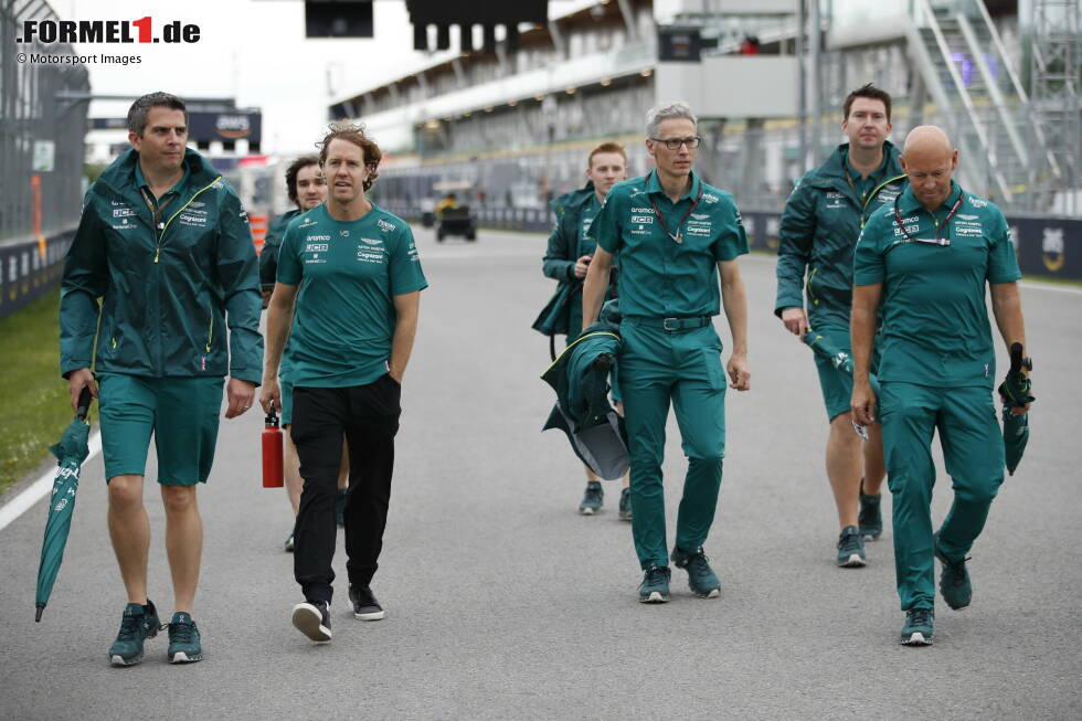 Foto zur News: Sebastian Vettel (Aston Martin) mit Teamchef Mike Krack