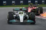 Foto zur News: Lewis Hamilton (Mercedes) und Carlos Sainz (Ferrari)