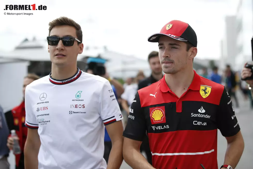 Foto zur News: George Russell (Mercedes) und Charles Leclerc (Ferrari)